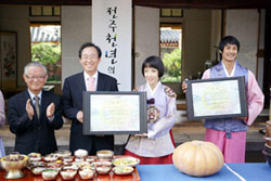 Jeonju Mayor Song Ha-jin (2nd from left) and Jeonju Food Festival goodwill ambassadors at Jeonju hanok village 