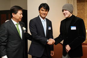 GIA Minister Kim Chang-ho (L) shakes hands with Korean swimming sensation Park Tae-hwan (R) and baseball star Park Chan-ho of the L.A. Dodgers (C).The two athletes are not related.