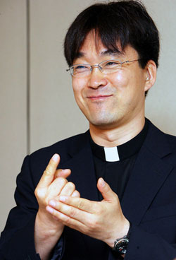 Deacon Park Min-seo, 39, gestures "I love you" in sign language.