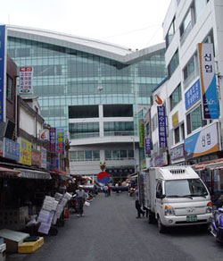 Outside the newly built Jagalchi Market 