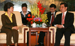 Rep. Park Geun-hye (left) and Chinese President Hu Jintao meet in Beijing on Jan. 17.