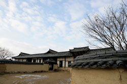        Traditional houses inside Andong Hahoe Village (Photo: Yonhap)