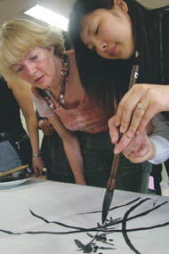 A female tourist learns traditional Korean oil painting.