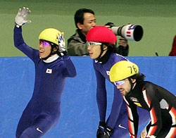 Korean skater Lee Ho-seok (left) wins the 1,000m short track event on Sunday (Mar. 9) On the right is American skater Apolo Ohno who won the men�s individual champion.