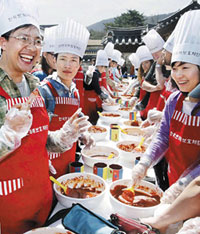 Foreign women enjoying the experience of making gochujang, Korean hot pepper paste. The function was hosted by Korea Cultural Heritage Foundation.