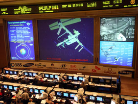 An image of the Soyuz spacecraft, carrying Korea's first astronaut Yi So-yeon, being docked with the International Space Station is seen in the monitor screen at the control station in Moscow, Russia on Thursday (April 10)