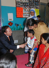 President Lee Myung-bak visits a volunteer center in Delhi, India in April, 2007.