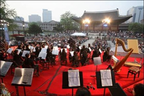 an outdoor concert at Deoksugung Palace 