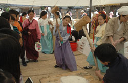 Experiencing daily lives of commoners during Joseon Dynasty (1392-1910).