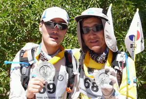 Song Kyoung-tae (right) poses with his son, Song Won, after completing the Atacama Crossing Chile 2008.