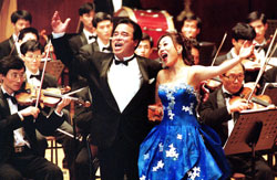 Jo Sumi, right, at the South-North Korea joint concert held in Pyongyang in 2000