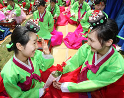 Girls greeting each other during the coming of age ceremony held at Seoul Plaza on Monday (May 19).