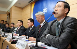 Senior government officials hold press conference as to the U.S. beef's safety, Friday (May 2).