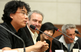 Movie director Bong Joon-ho, left, speaks at a recent roundtable held in southern Seoul.  (Photo: Yonhap News)