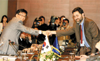 Korea-EU FTA: South Korea's chief negotiator to the Korea-EU Free Trade Agreement talks and his EU counterpart shake hands at the opening of the sixth round of their talks in Seoul.