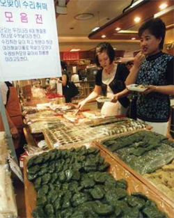 Surichi ddeok, traditional Dano rice cake made with various herbs (Photo: Yonhap)