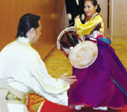 Japanese traditional drummer Shonsuke Okura, left, and Korean Chung Mung-ja perform during a banquet in honor of President Lee Myung-bak at the official residence of Prime Minister Yasuo Fukuda in Tokyo.