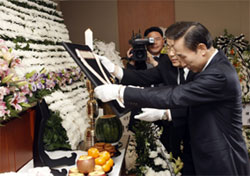 President Lee Myung-bak laid the Gold Crown Medal, the highest honor that can be awarded to artists in Korea, in front of Park's picture.