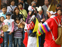 The center of Daehagno, Marronnier Park, has frequent live performances by aspiring entertainers. Daehagno is one of the popular theater districts in Seoul.