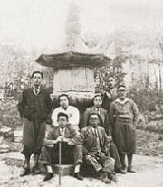 Gansong (in white) and his friends posing in front of the newly purchased stone pagoda later designated National Treasure No. 579.