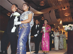 Foreign brides and Korean grooms get married at a group wedding hosted by Yeongdeungpo-gu office.