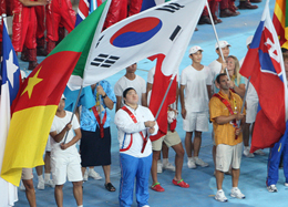 Jang Mi-ran (center) who won the gold medal in the women’s over-75 kilogram weightlifting event waves the Korean flag at the closing ceremony of the Beijing 2008 Olympic Games on Aug. 24. (Source: Yonhap News)