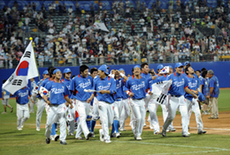 Korean baseball players celebrate after beating Cuba 3-2 in the gold medal baseball game on Aug. 23. (Source: AP-Yonhap News)