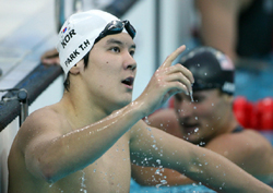 Park Tae-hwan of Korea celebrates after winning the men’s 400 meters freestyle swimming final on Aug. 10. (Source: Yonhap News)