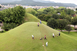 Gardeners preparing for the Chuseok opening at royal tombs