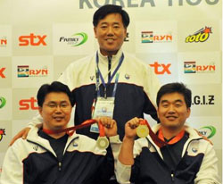 Shooter Park Sea-kyun (right) and Lee Joo-hee (left) boasting gold and silver, respectively.