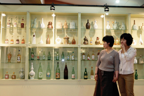 The Liquorium, Korea’s only museum that displays liquors from around the world at Chungju-si, Chungcheongbuk-do (North Chungcheong Province). The photo shows Korean traditional liquor section.