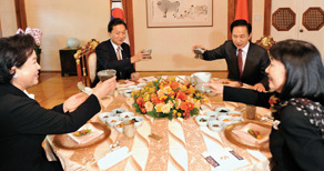 (From left to right) First Lady Kim Yoon-ok, Japanese Prime Minister Hatoyama Yukio, President Lee Myung-bak and Hatoyama Miyuki raise their glasses of makgeolli. (source: DongA DB)