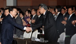 President Lee Myung-bak (right) shaking hands with Surin Pitsuwan, Secretary General, ASEAN Secretariat at the opening ceremony of the ASEAN-Korea CEO Summit in Jeju International Convention Center, Jeju-do (Island) on Sunday (May 31).