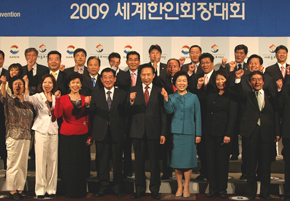 President Lee Myung-bak (5th from left in the 1st row) and First Lady Kim Yoon-ok pose with overseas Korean community leaders. (Photo: Yonhap News)