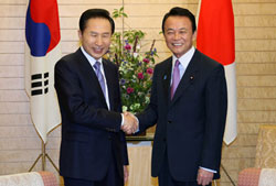 South Korean President Lee Myung-bak (left) and Japanese Prime Minister Taro Aso