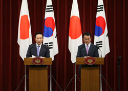 President Lee Myung-bak (left) and Japanese PM Taro Aso (right) at the press conference after summit talks on Sunday (June 28).