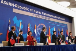 Leaders of Korea and ASEAN pose after signing the joint press statement on June 2. 
