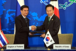 President Lee Myung-bak (right) and Thai Prime Minister Abhisit Vejjajiva shake hands after signing the joint press statement on June 2. Thailand is the chair country of ASEAN.