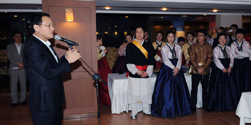 Yu In-chon, minister of Culture, Sports and Tourism lauds the performance of the ASEAN-Korea Traditional Orchestra on Thursday (June 4).