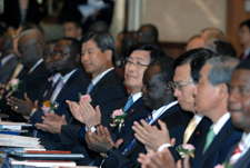 Minister of Knowledge Economy Lee Youn Ho (fifth from right) applauds a speaker at the second Korea-Africa Joint Industrial Cooperation Forum in Seoul.