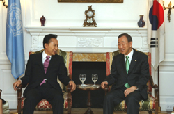 President Lee Myung-bak (left) and UN Secretary General Ban Ki-moon