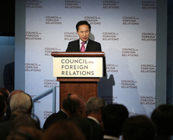 President Lee gives an address at a luncheon in New York on Sep. 21 (local time).