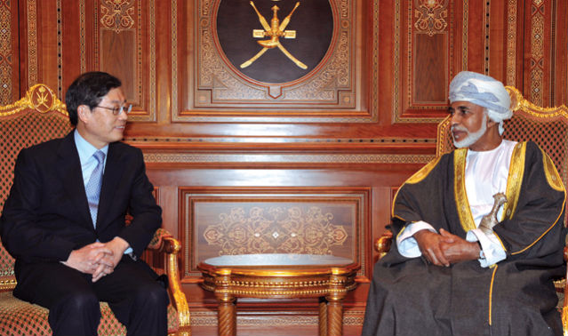 Prime Minister Kim Hwang-sik (left) met with Sultan Qaboos bin said Al Said (right) in Oman on January 14