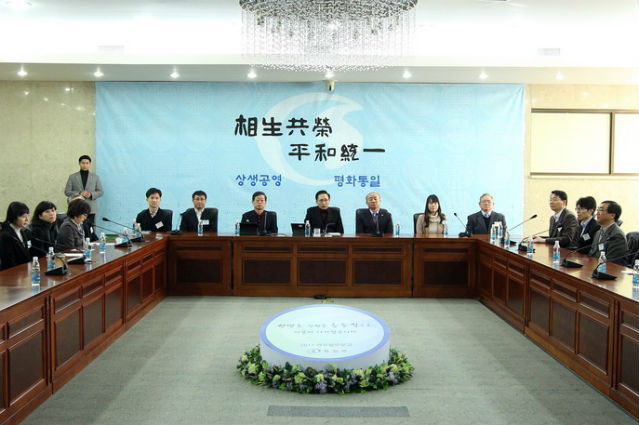 President Lee Myung-bak, Unification Minister Yu Woo-ik, and Prime Minister Kim Hwang-sik attend a policy briefing at the Special Office for Inter-Korean Dialogue on January 5