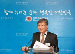 Chairman Park Young-dae speaking to journalists at a press conference on May 3