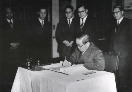 Foreign Affairs Minister Byeon Yeong-tae (center) signs the ROK-US Mutual Defense Treaty on June 27, 1953