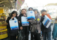 Holiday shoppers tour traditional markets