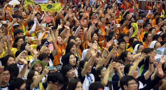 Young Roman Catholics cheer Pope Francis as he celebrates Mass at the sixth Asian Catholic Youth Festival in Chungcheongnam-do on August 15. (photo: Ministry of Culture, Sports and Tourism) 