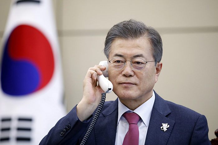 President Moon Jae-in held a telephone conversation with Uzbekistani President Shavkat Mirziyoyev on Jan. 24 to discuss measures to boost the bilateral cooperative relationship between the two countries. (Cheong Wa Dae)