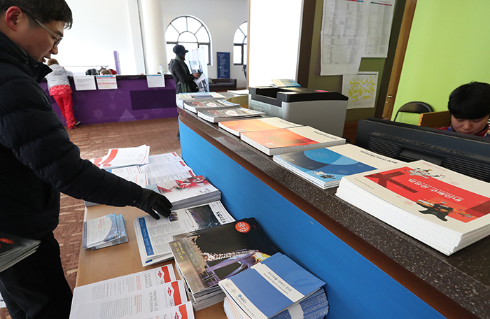 A foreign correspondent looks at the Korea.net Olympic supplement on display at the Main Press Center in PyeongChang, Gangwon-do Province. (Ministry of Culture, Sports and Tourism)